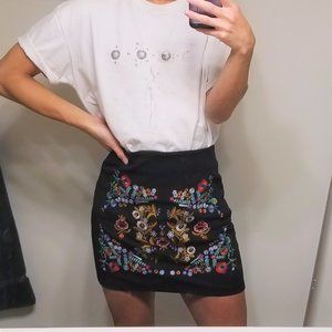 Cute Embroidered Mini Skirt (M)